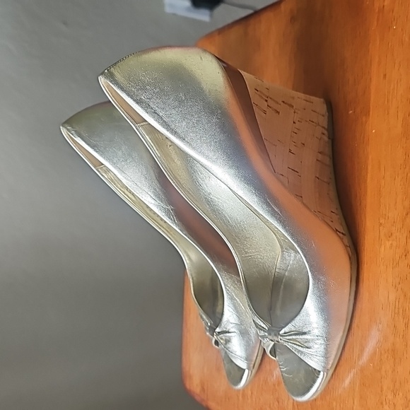 Gucci Women's Metallic Gold Heels - Picture 4 of 5